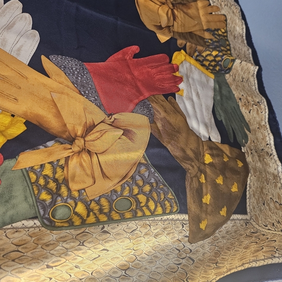 🧤Christian Dior🧣Les Gants “Glove Print” Vintage 100% Silk Scarf 35″ x 35″ - Picture 10 of 16